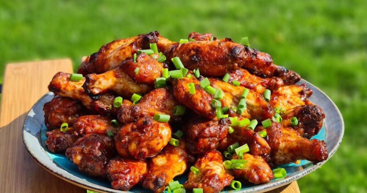 Kamado kepsninėje kepti vištos sparneliai galzūroje buffalo style